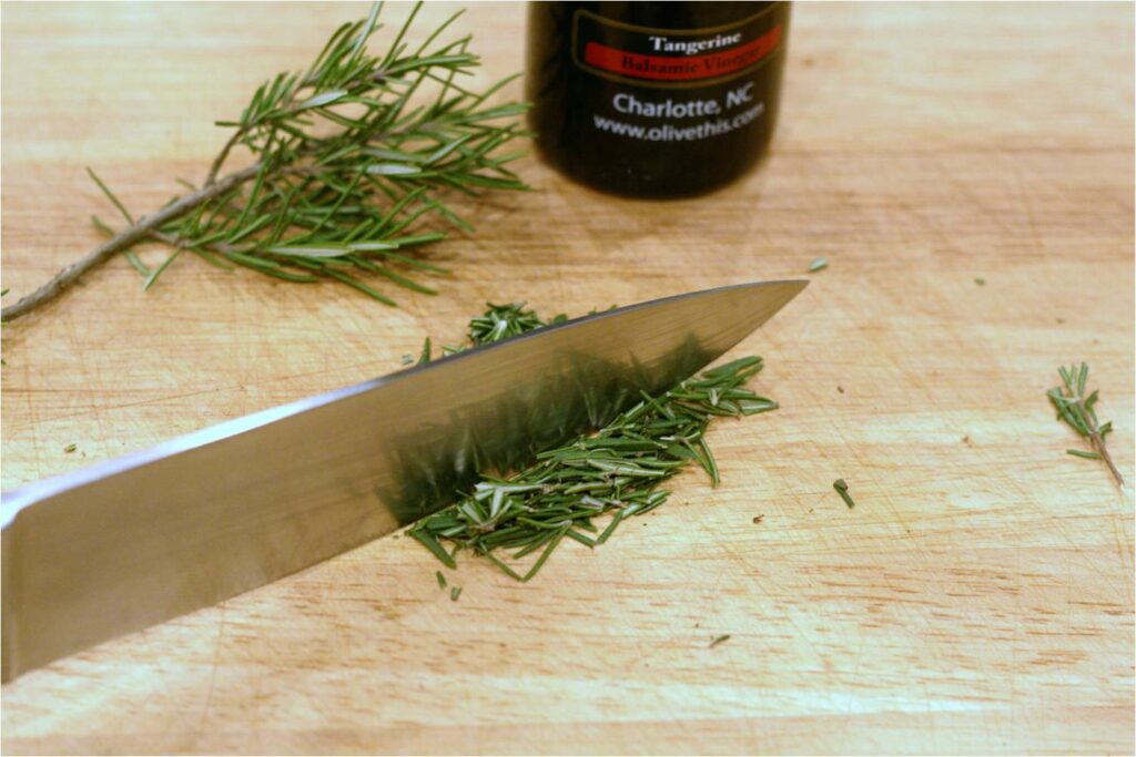 Chop remainging tablespoon of Rosemary