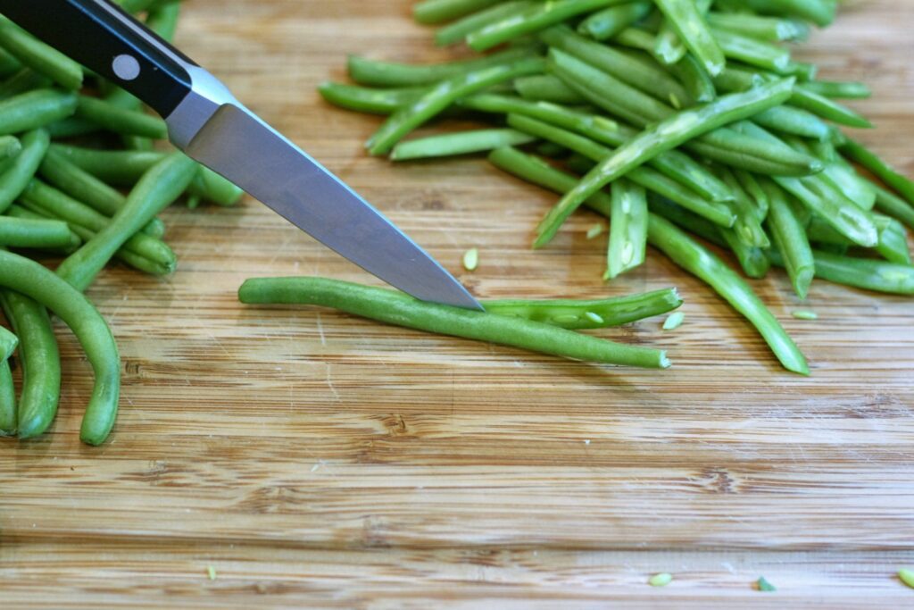 Cut green beans lengthwise